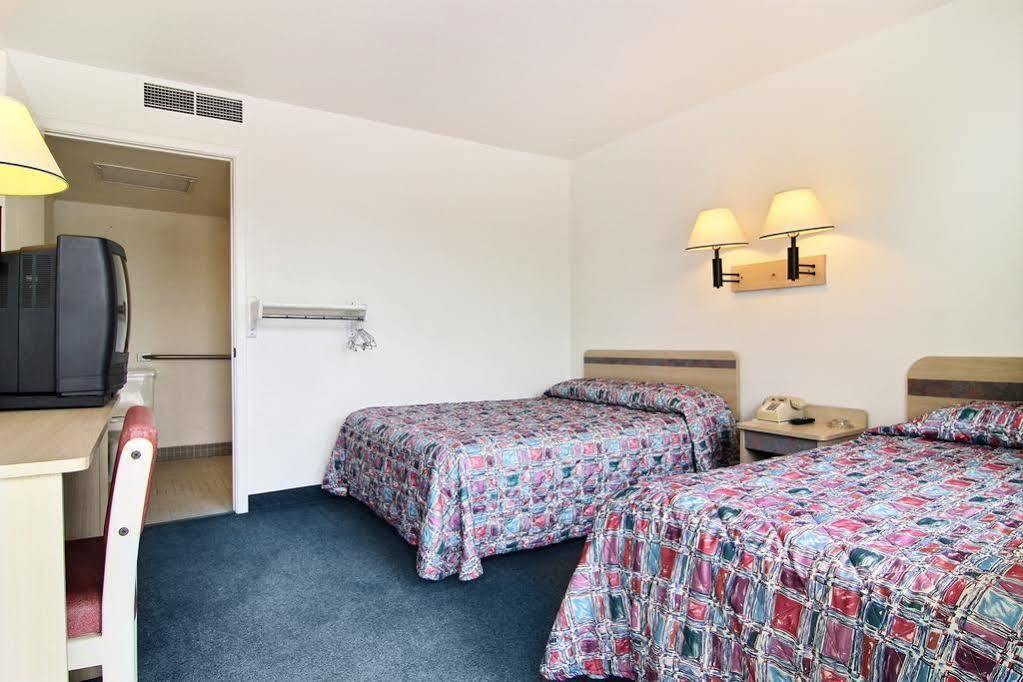 Travelodge By Wyndham Raton Exterior photo