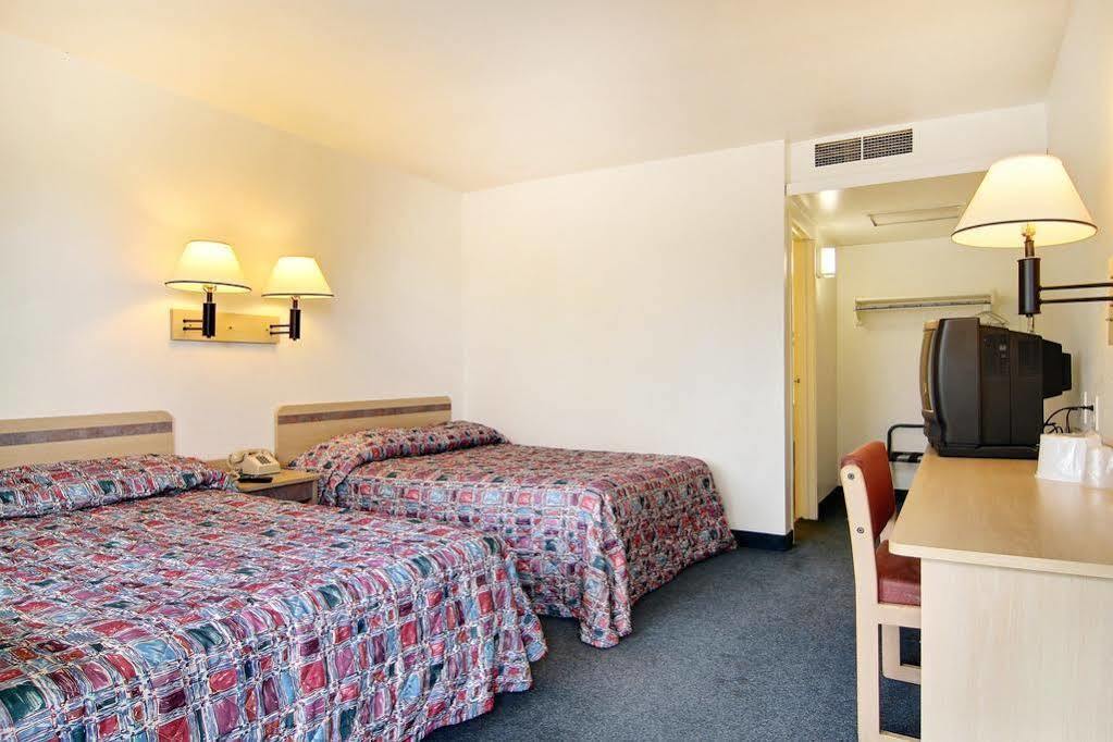 Travelodge By Wyndham Raton Exterior photo