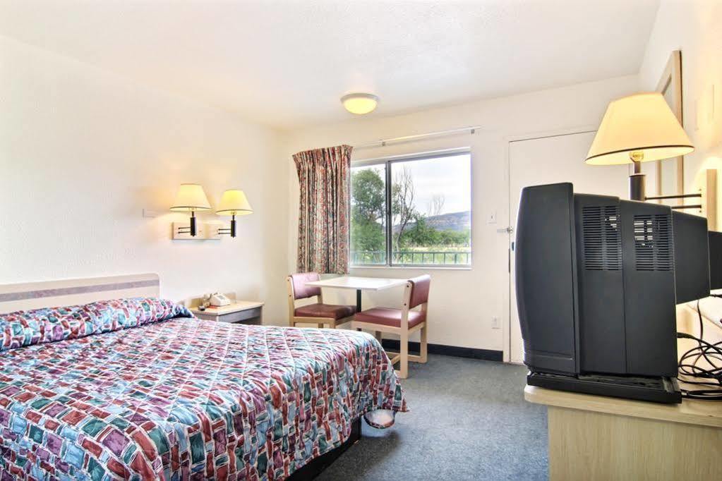 Travelodge By Wyndham Raton Exterior photo