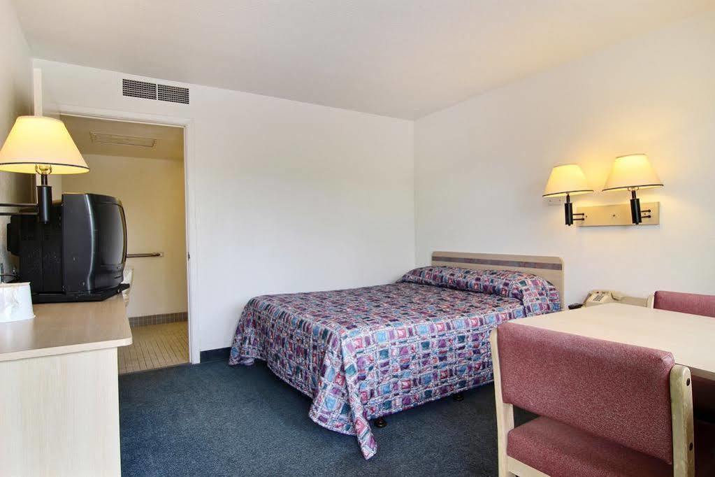 Travelodge By Wyndham Raton Exterior photo