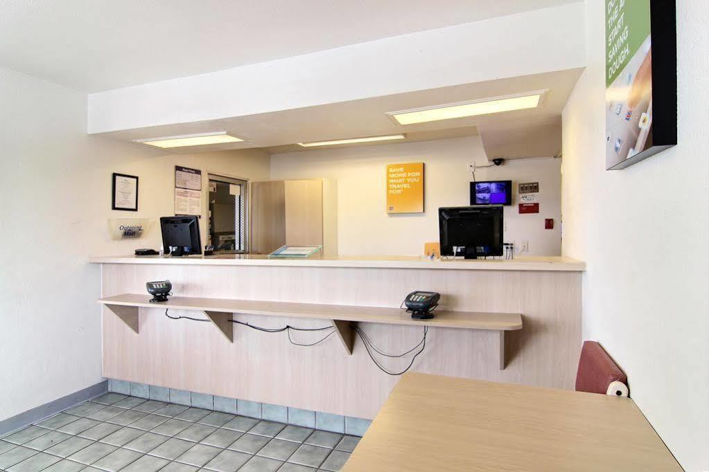 Travelodge By Wyndham Raton Exterior photo