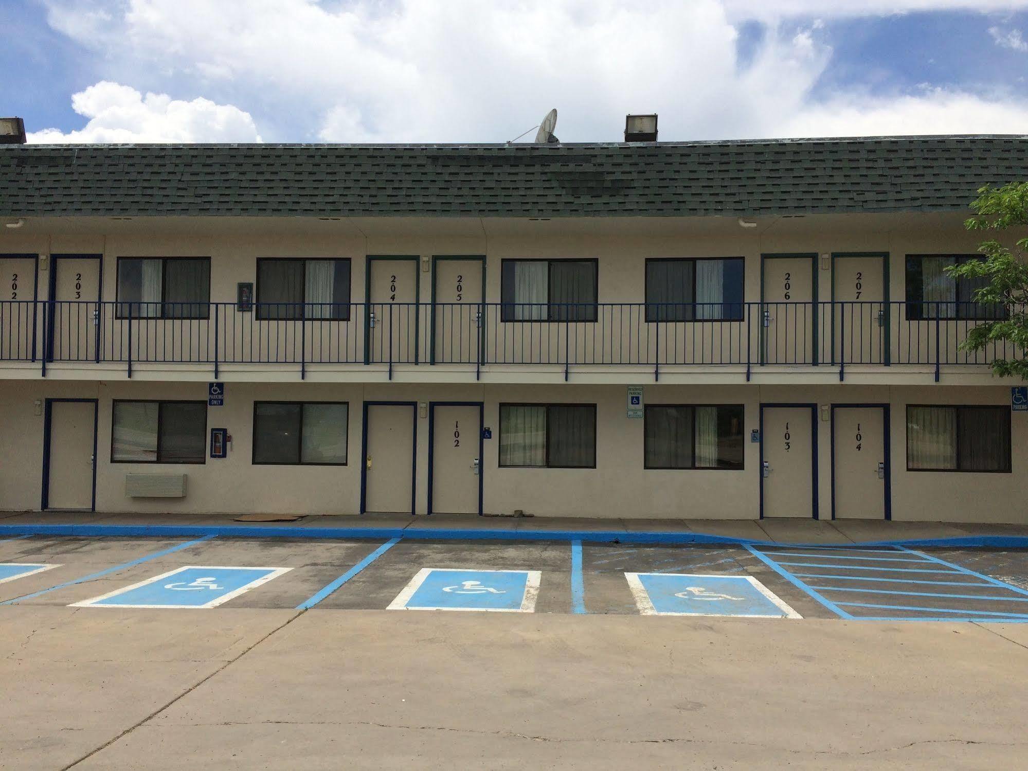 Travelodge By Wyndham Raton Exterior photo